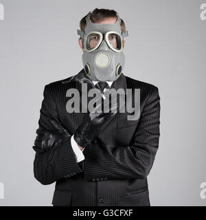 Mann in eine Gasmaske mit einer Zigarette Stockfoto