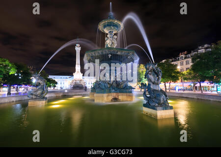 Brunnen auf dem Quadrat Pedro IV (Rossio) in Lissabon in der Nacht, Portugal Stockfoto