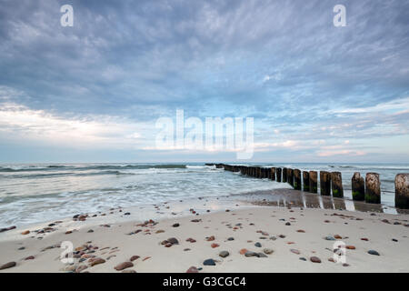Kuznica Strand an der Ostsee und den schönen Himmel mit Wolken Stockfoto