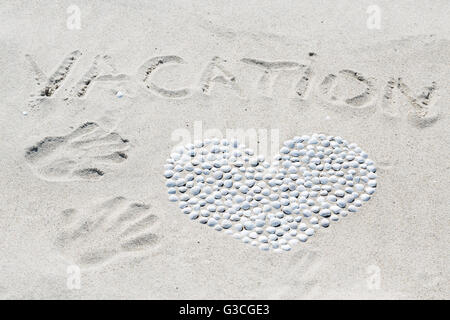Herzen von Muscheln am Strand Stockfoto