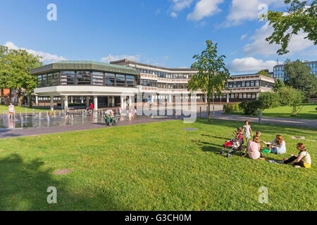 Brunnen mit Wasser-Garten, spielende Kinder, Rathaus, Stadtverwaltung, Aurich, Ostfriesland, Stockfoto
