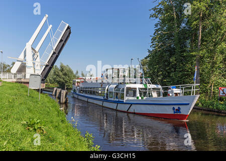 Ausflugsschiff "MS Stadt Aurich" auf der Kreuzfahrt nach Emden, verläuft den Klappbrücke Brücke nahe Hafen von Aurich, Aurich, Ostfriesland, Stockfoto