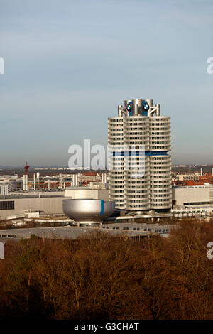 Blick vom Berg Schutt im Olympiapark in Richtung der Hauptsitz von BMW, München, Bayern, Deutschland, winter Stockfoto