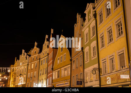 Landshut am Abend, Deutschland, Bayern, Niederbayern, Altstadt, Gebäude, Haus, Häuser, Beleuchtung, Fassade, Weihnachten, festlich, Nacht, dunkel, Fußgänger Bereich, historische Stockfoto