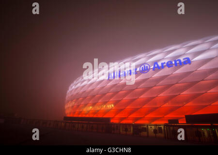 Langzeitbelichtung bei Nacht, Allianz Arena und Autobahn Stockfoto