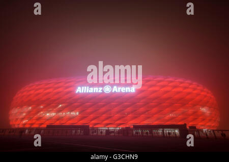 Langzeitbelichtung bei Nacht, Allianz Arena und Autobahn Stockfoto