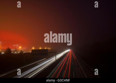 Langzeitbelichtung bei Nacht, Allianz Arena und Autobahn Stockfoto