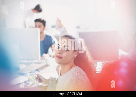 Porträt überzeugt junge kreative Geschäftsfrau arbeiten im Büro Stockfoto