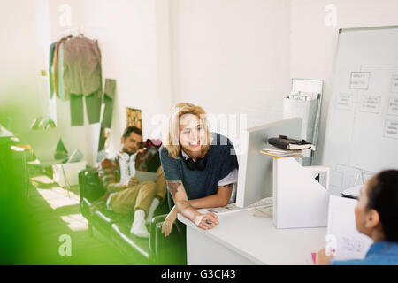 Junge kreative Geschäftsleute brainstorming im Büro Stockfoto