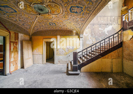 Treppenhaus in einer verlassenen Villa mit stuckierte Decke Stockfoto