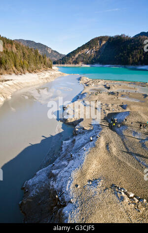Niedrigwasser am Sylvensteinspeicher Damm Stockfoto