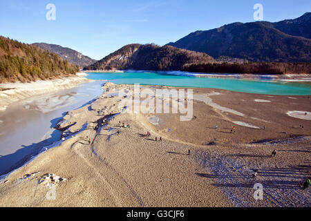 Niedrigwasser am Sylvensteinspeicher Damm Stockfoto