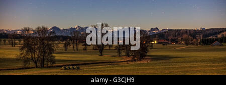 Alpine Hochland im Mondschein, Deutschland, Bayern, Allgäu, Mondlicht, Natur, Landschaft, Alpen, Panorama Stockfoto
