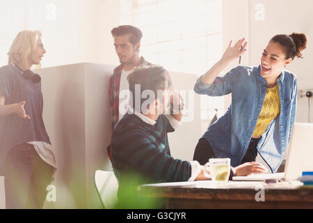 Kreatives junges Unternehmen Menschen hohe Fiving im Büro Stockfoto