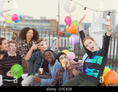 Begeisterte junge Erwachsene Freunde nehmen Selfie auf Party auf dem Dach Stockfoto