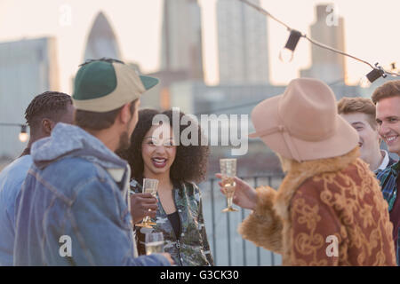 Junge Erwachsene Freunde trinken Champagner Party auf dem Dach Stockfoto