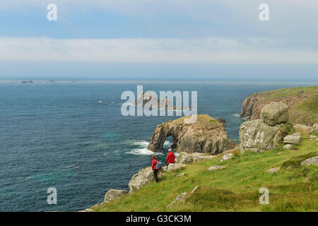 Blick auf den Felsen arch Eny Dodnan Arch, bewaffnete Ritter Rock, Cornwall, südlichen England, Großbritannien Stockfoto