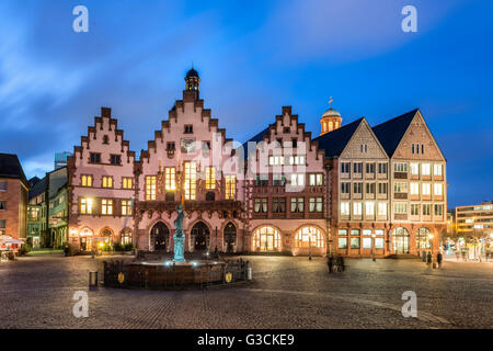 Frankfurt am Main, Hessen, Deutschland, Rathaus Römer mit Justitia-Brunnen auf dem Römerberg, Stockfoto