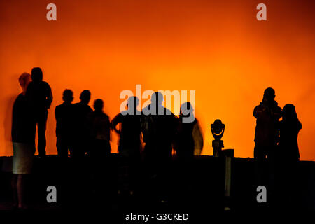 Geisterhafte Zeitaufwand der Besucher in der Silhouette in der Abenddämmerung, glühende Kilaueea Caldera Lava Vulkan, Hawai ' i Volcanoes National Park, Stockfoto