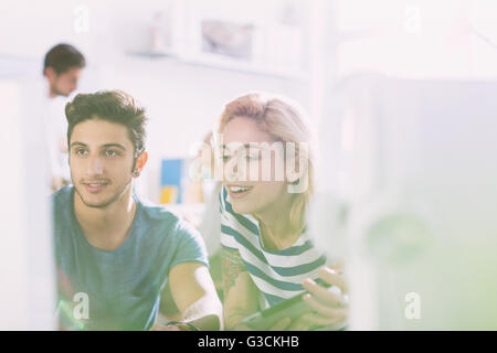 Kreative junge Geschäftsleute arbeiten am Computer im Büro Stockfoto