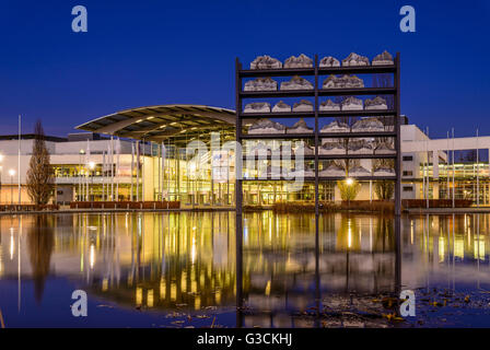 Deutschland, Bayern, Oberbayern, München, Messestadt Riem, Neue Messe München, Messesee, Haupteingang West mit Betonskulptur Gran Paradiso von Stephan Huber Stockfoto