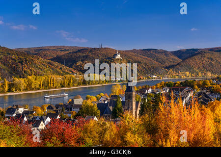 Deutschland, Rheinland-Pfalz, obere Mittelrheintal, Rhens, Stadtbild mit Kirche St. Theresia, im Hintergrund Braubach mit Marksburg, Blick vom Aussichtspunkt Königsstuhl Stockfoto