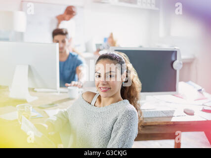 Porträt zuversichtlich kreative junge Geschäftsfrau arbeiten im Büro Stockfoto