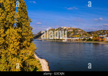 Deutschland, Rheinland-Pfalz, Mittelrheintal, Koblenz, Oberrhein Ufer mit Bezirk und Festung Ehrenbreitstein Stockfoto