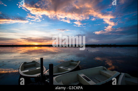 Sonnenuntergang am Federsee bei Bad Buchau, Baden-Württemberg, Deutschland, Ruderboot im See Stockfoto