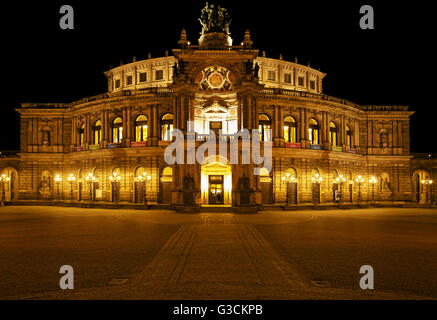 Beleuchtete Semperoper in Dresden am Abend Stockfoto