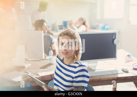 Porträt junger Erwachsener Geschäftsfrau mit digital-Tablette in office Stockfoto