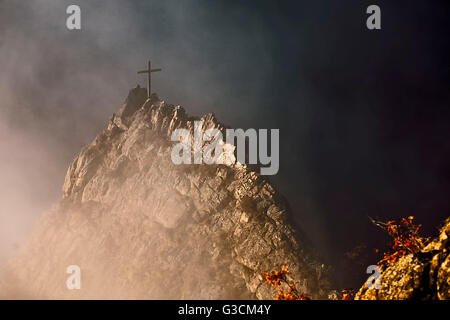 Blick von der Roßtrappe (Granit Felsen) auf ein Gipfelkreuz Stockfoto