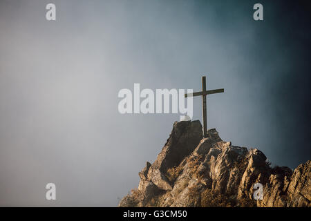 Blick von der Roßtrappe (Granit Felsen) auf ein Gipfelkreuz Stockfoto