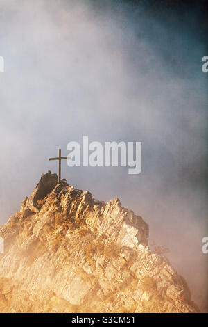 Blick von der Roßtrappe (Granit Felsen) auf einem Gipfelkreuz, Stockfoto