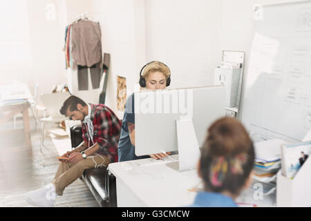 Junge Erwachsene kreative Arbeiten im Büro Stockfoto