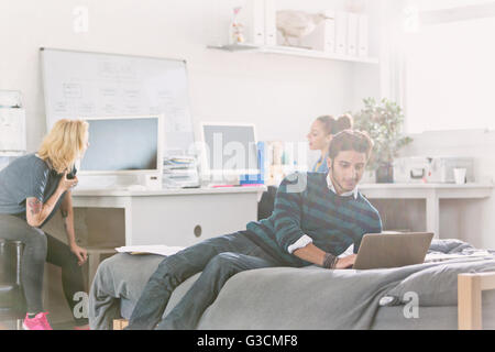 College-Studenten studieren in Wohnung Stockfoto