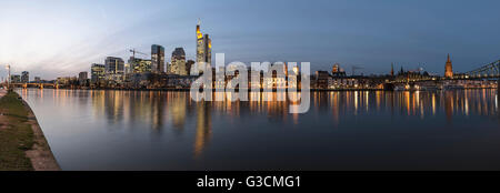 Frankfurt am Main, Hessen, Deutschland, Europa, Blick auf die Frankfurter Skyline, banking District, Eiserner Steg, panorama Stockfoto