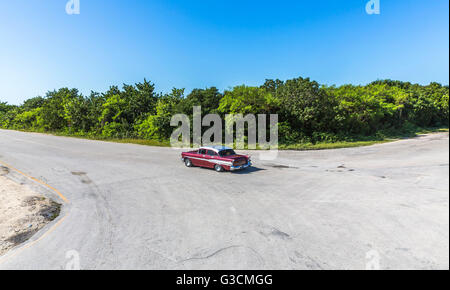 Oldtimer vor dem Hotel Melia Las Dunas, 5 Sterne, Cayo Santa Maria, Villa Clara, Kuba, der Republik Kuba, die großen Antillen, Karibik Stockfoto