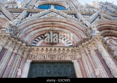 Die Fassade des "Santa Maria Assunta" Dom von Siena. Voller Dekorationen, Relief, ornament. Blick von der Eingangstür. Stockfoto