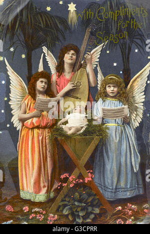 Drei Modell-Engel singen rund um das Baby Jesus in einer Krippe in der Krippe - fabelhafte Kitsch Weihnachts Postkarte Datum liegen: um 1910 Stockfoto