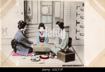 Japan - Geisha-Mädchen spielen Go Stockfoto