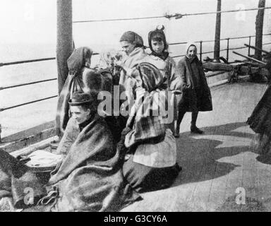 Die Passagiere auf einem emigranten Schiff steuern Stockfoto