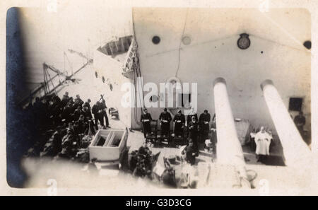 Gebete an Bord von HMS Marlborough, dem Schlachtschiff der Eisernen Herzogsklasse Stockfoto