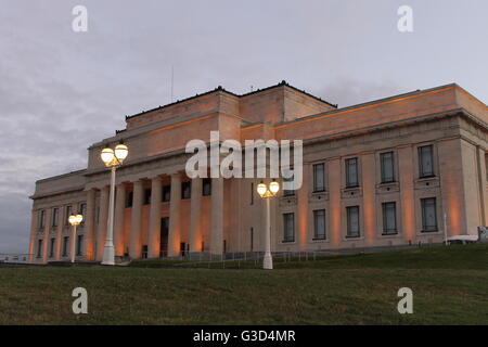 Auckland War Memorial Museum in der Abenddämmerung Stockfoto