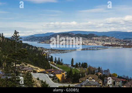 Ein Blick auf die Brücke über den Okanagan See zwischen West Kelowna und Kelowna British Columbia Kanada mit Blick auf den Himmel Kelowna Stockfoto