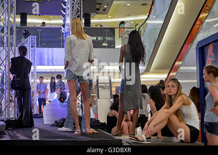 Weibliche Models gehen bei einer Modenschau auf die Bühne Stockfoto
