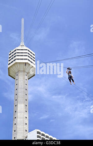 Fahrt mit den Menschen in einem Luftabflug im Vergnügungszentrum Pattaya Park, Pattaya Thailand S. E. Asia Stockfoto