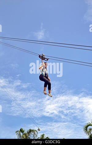 Fahrt mit den Menschen in einem Luftabflug im Vergnügungszentrum Pattaya Park, Pattaya Thailand S. E. Asia Stockfoto