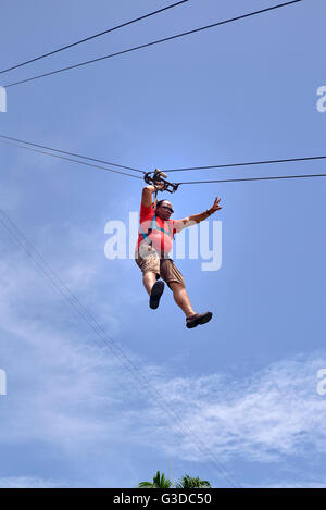 Fahrt mit den Menschen in einem Luftabflug im Vergnügungszentrum Pattaya Park, Pattaya Thailand S. E. Asia Stockfoto