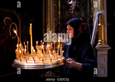 Ukrainisch-orthodoxe Anhänger zünden Kerzen, während sie in der St. Wolodymyr-Kathedrale im Zentrum der Kiewer Ukraine betet Stockfoto